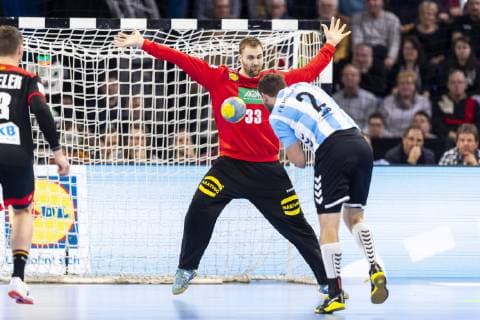 Federico Gaston Fernandez (Nr. 2, Argentinien) beim Siebenmeterversuch gegen Torhueter Andreas Wolff (Nr. 33, Deutschland). Deutschland vs. Argentinien, Handball, Testspiel, 06.01.19 Kiel Schleswig-Holstein Germany Sparkassen-Arena Copyright: xAgentur54Gradx xFelixxKoenigx