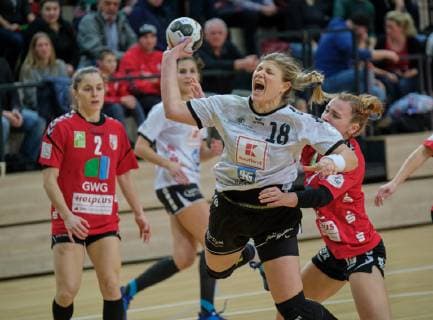 Neckarsulmer Seline Ineichen (2.vr.) behauptet sich gegen Unions Swantje Heimburg (r.) und Unions Mariana Lopes Ferreira (l.) im Spiel SV Union Halle-Neustadt gegen Neckarsulmer SU in der Erdgas Sportarena in Halle am 06.01.19. Halle Sachsen-Anhalt Deutschland
