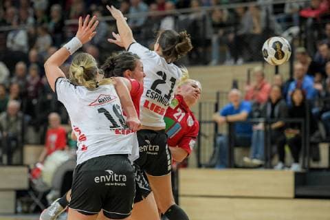 Jan Washausen (HFC) wird von Irene Espinola Perez (NSU) und Seline Ineichen (NSU) geblockt im Spiel SV Union Halle-Neustadt (Wildcats) vs. Neckarsulmer Union Handball 1.Bundesliga - Saison 2018 2019 Copyright: xVIADATAx xHolgerxJohnx Halle Saale Sachsen-Anhalt Deutschland