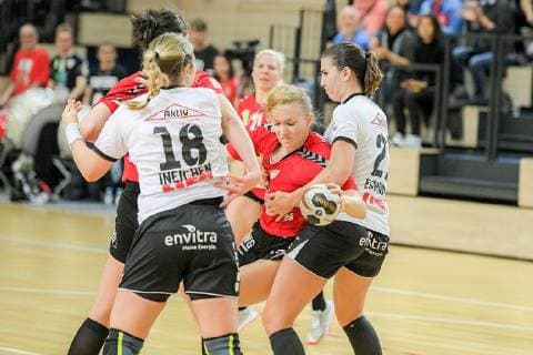 Toni Reppe (SV Union Halle) setzt sich gegen Seline Ineichen (NSU) und Irene Espinol (NSU) durch im Spiel SV Union Halle-Neustadt (Wildcats) vs. Neckarsulmer Union Handball 1.Bundesliga - Saison 2018 2019 Copyright: xVIADATAx xHolgerxJohnx Halle Saale Sachsen-Anhalt Deutschland