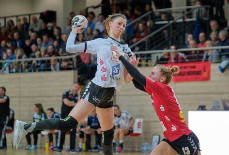 Neckarsulmer Nele Reimer (l.) behauptet sich gegen Unions Swantje Heimburg (r.) im Spiel SV Union Halle-Neustadt gegen Neckarsulmer SU in der Erdgas Sportarena in Halle am 06.01.19. Halle Sachsen-Anhalt Deutschland