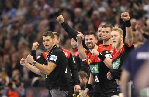 Foto : Bundestrainer Christian Prokop und jubelnde Spieler , rechts Böhm und Wiede ( Deutschland ) Handball Länderspiel am So. 06.01.2019 in Kiel Deutschland - Argentinien