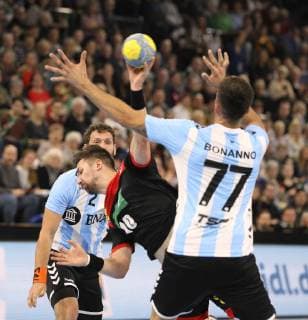 Foto : Fabian Wiede ( Deutschland ) wirft gegen Nicolas Bonanno , rechts Handball Länderspiel am So. 06.01.2019 in Kiel Deutschland - Argentinien 28 - 13