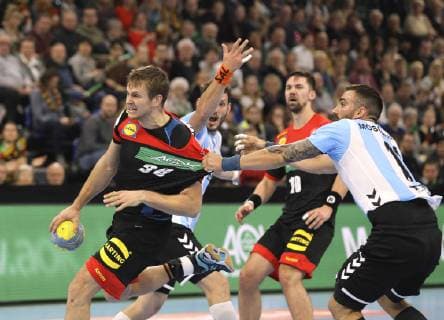 Foto : Fabian Böhm ( Deutschland ) wirft gegen Lucas Dario Moscafriello Handball Länderspiel am So. 06.01.2019 in Kiel Deutschland - Argentinien 28 - 13