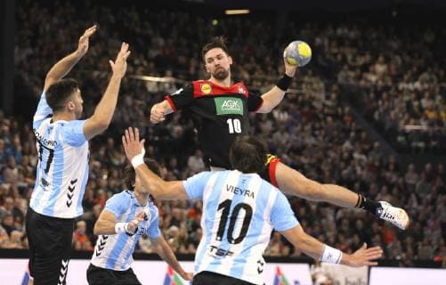 Foto : Fabian Wiede ( Deutschland ) trifft gegen Nicolas Bonanno und Federico Vieyra , rechts , 10 Handball Länderspiel am So. 06.01.2019 in Kiel Deutschland - Argentinien 28 - 13