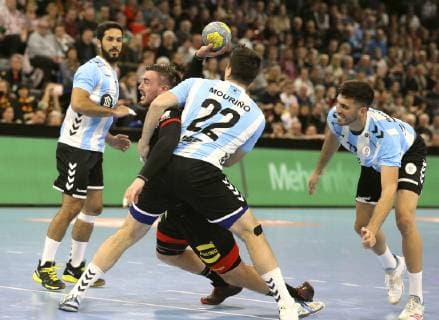 Foto : Jannik Kohlbacher ( Deutschland ) gegen Gaston Alberto Maurino Handball Länderspiel am So. 06.01.2019 in Kiel Deutschland - Argentinien 28 - 13