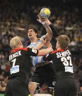 Sport Bilder des Tages Foto : Torwurf von Federico Vieyra gegen Franz Semper ( Deutschland ) und Patrick Wiencek , links Handball Länderspiel am So. 06.01.2019 in Kiel Deutschland - Argentinien 28 - 13