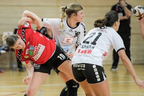 Hart umkämpftes Spiel. Nadine Smit (SV Union Halle) und Seline Ineichen (NSU) geben sich nichts im Spiel SV Union Halle-Neustadt (Wildcats) vs. Neckarsulmer Union Handball 1.Bundesliga - Saison 2018 2019 Copyright: xVIADATAx xHolgerxJohnx Halle Saale Sachsen-Anhalt Deutschland