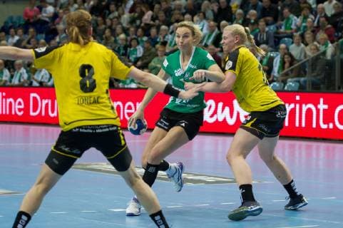 v.li.: Angie Geschke (VfL Oldenburg, 21) und Vivien Jäger (TV Nellingen, 36) im Zweikampf, Duell, Spielszene, Aktion, Action, Handball, Bundesliga Frauen, VfL Oldenburg - TV Nellingen,