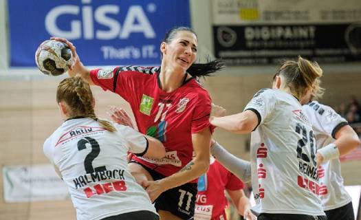 Unions Viktoria Divak (M.) gegen Neckarsulmer Selina Kalmbach (l.) und Neckarsulmer Nele Reimer (r.) im Spiel SV Union Halle-Neustadt gegen Neckarsulmer SU in der Erdgas Sportarena in Halle am 06.01.19. Halle Sachsen-Anhalt Deutschland