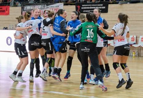Neckarsulms Spielerinnen jubeln nach ihrem Auswärtssieg im Spiel SV Union Halle-Neustadt gegen Neckarsulmer SU in der Erdgas Sportarena in Halle am 06.01.19. Halle Sachsen-Anhalt Deutschland