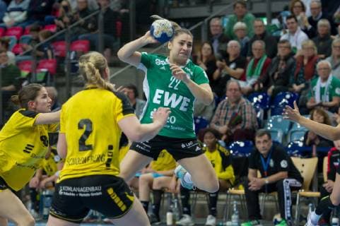 Kristina Logvin (VfL Oldenburg, 22) am Ball, Spielszene, Aktion, Action, Handball, Bundesliga Frauen, VfL Oldenburg - TV Nellingen,