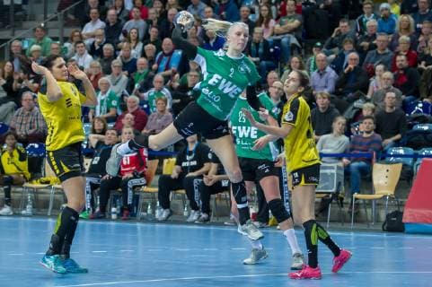 Lisa-Marie Fragge (VfL Oldenburg, 2) beim Wurf, Spielszene, Aktion, Action, Handball, Bundesliga Frauen, VfL Oldenburg - TV Nellingen,