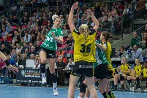 v.li.: Angie Geschke (VfL Oldenburg, 21) am Ball, Spielszene, Aktion, Action, Handball, Bundesliga Frauen, VfL Oldenburg - TV Nellingen,