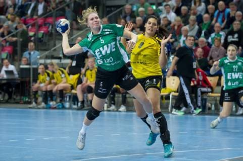 v.li.: Kim Birke (VfL Oldenburg, 5) beim Wurf, Spielszene, Aktion, Action, Isabel Tissekker (TV Nellingen, 9), Handball, Bundesliga Frauen, VfL Oldenburg - TV Nellingen,