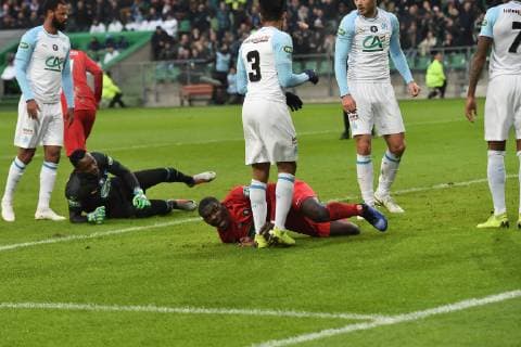 Joie de Bryan Ngwabije (andrezieux) - Deception de Steve Mandanda et de ses coequipiers (marseille) FOOTBALL : Andrezieux ASF vs Marseille - 32e Coupe de France - 06 01 2019 CorentinNathan Panoramic 