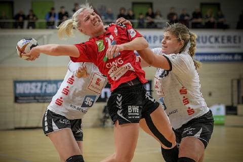 Sophie Lütke (SV Union Halle) wird geblockt von Louisa Wolf (NSU) und Nele Reimer (NSU). im Spiel SV Union Halle-Neustadt (Wildcats) vs. Neckarsulmer Union Handball 1.Bundesliga - Saison 2018 2019 Copyright: xVIADATAx xHolgerxJohnx Halle Saale Sachsen-Anhalt Deutschland
