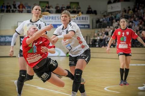 Sophie Lütke (SV Union Halle) wird geblockt von Louisa Wolf (NSU) und Nele Reimer (NSU). Mariana Ferreira Lopes (SV Union Halle) schaut zu. im Spiel SV Union Halle-Neustadt (Wildcats) vs. Neckarsulmer Union Handball 1.Bundesliga - Saison 2018 2019 Copyright: xVIADATAx xHolgerxJohnx Halle Saale Sachsen-Anhalt Deutschland