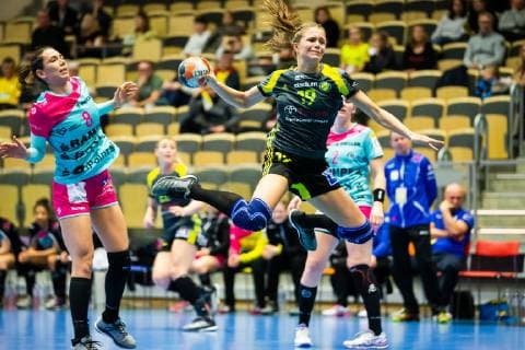 190106 TusSies Metzingens Monika Kobylinska och Sävehofs Olivia Mellegard under en handbollsmatch i EHF Cup mellan Sävehof och TusSies Metzingen den 6 januari 2019 i Partille. Copyright: MICHAELxERICHSEN BB190106ZT026