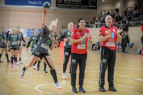 Die Mannschaft beim Warmmachen. Tanja Logvin (SV Union Halle) und Torwart Trainer Thomas Müller als Mauer im Spiel SV Union Halle-Neustadt (Wildcats) vs. Neckarsulmer Union Handball 1.Bundesliga - Saison 2018 2019 Copyright: xVIADATAx xHolgerxJohnx Halle Saale Sachsen-Anhalt Deutschland