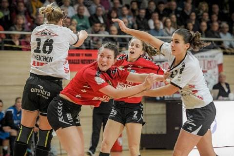 Mariana Ferreira Lopes (SV Union Halle) wirft weit über das Tor im Spiel SV Union Halle-Neustadt (Wildcats) vs. Neckarsulmer Union Handball 1.Bundesliga - Saison 2018 2019 Copyright: xVIADATAx xHolgerxJohnx Halle Saale Sachsen-Anhalt Deutschland