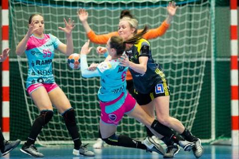 190106 Sävehofs Elin Hallagard i kamp med TusSies Metzingens Monika Kobylinska under en handbollsmatch i EHF Cup mellan Sävehof och TusSies Metzingen den 6 januari 2019 i Partille. Copyright: MICHAELxERICHSEN BB190106ZA023