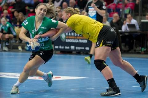 v.li.: Kristina Logvin (VfL Oldenburg, 22) und Stefanie Schoeneberg (TV Nellingen, 2) im Zweikampf, Duell, Spielszene, Aktion, Action, Handball, Bundesliga Frauen, VfL Oldenburg - TV Nellingen,
