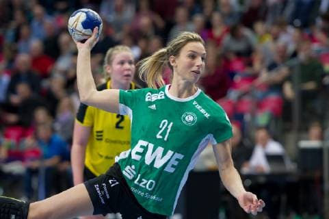 Angie Geschke (VfL Oldenburg, 21) beim Siebenmeter, 7m, Spielszene, Aktion, Action, Portrait, Nahaufnahme, Einzelfoto, Einzelbild, Handball, Bundesliga Frauen, VfL Oldenburg - TV Nellingen,