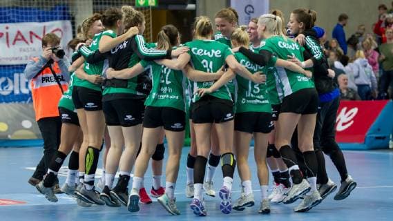 Die Spielerinnen des VfL Oldenburg jubeln über den Sieg, Freude über das gewonnene Spiel, Jubel, Lachen, Handball, Bundesliga Frauen, VfL Oldenburg - TV Nellingen,