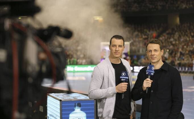 Foto : NDR ARD Kommentatoren Bommes und Dominik Klein ( links , ex Spieler des THW Kiel ) Handball Länderspiel am Fr. 04.01.2019 in Hannover Deutschland - Tschechien
