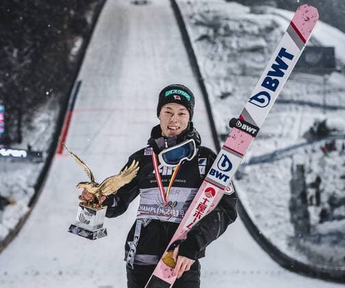 Sport Themen der Woche KW01 Sport Bilder des Tages AUT, FIS Weltcup Skisprung, Vierschanzentournee, Bischofshofen 06.01.2019, Paul Außerleitner Schanze, Bischofshofen, AUT, FIS Weltcup Skisprung, Vierschanzentournee, Bischofshofen, Siegerehrung, im Bild Gesamtsieger Ryoyu Kobayashi (JPN) Overall Winner Ryoyu Kobayashi of Japan during the winner Ceremony for the Four Hills Tournament of FIS Ski jumping Skispringen Ski nordisch World Cup at the Paul Außerleitner Schanze in Bischofshofen, Austria on 2019 01 06. Bischofshofen Salzburg Österreich *** AUT FIS World Cup Ski Jump Vierschanzentournee Bischofshofen 06 01 2019 Paul Außerleitner Schanze Bischofshofen AUT FIS World Cup Ski Jump Vierschanzentournee Bischofshofen Award Ceremony in picture Overall Winner Ryoyu Kobayashi JPN Overall Winner Ryoyu Kobayashi of Japan during the winner Ceremony for the Four Hills Tournament of FIS Ski Jumping World Cup at the Paul Außerleitner Schanze in Bischofshofen Austria on 2019 01 06 Bischofshofen Salzburg Austria Kein Release verfügbar