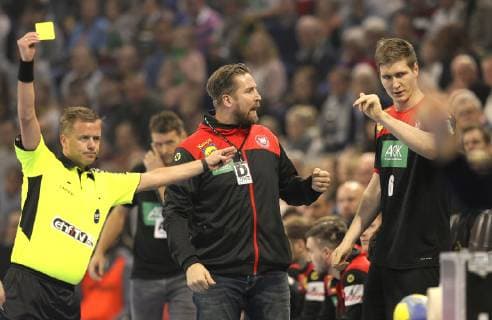 Foto : gelbe Karte gegen Finn Lemke ( Deutschland ) , in der Mitte schimpft Manager Oliver Roggisch Handball Länderspiel am So. 06.01.2019 in Kiel Deutschland - Argentinien