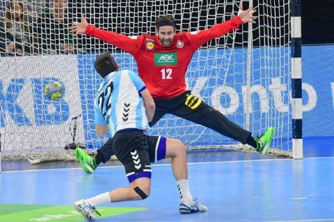 Deutschland , Kiel , Sparkassen Arena , Handball , Nationalmannschaft der Maenner , Deutschland 12 Silvio Heinevetter (GER ) - Argentinien 22 Gaston Alberto Mourino (ARG )