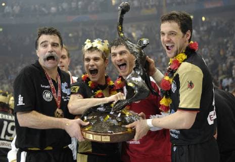 Vorschau Handball WM 2019 vom 10-27.01.2019 in Deutschland und Daenemark. Archivfoto; Begeisterung pur bei (v.li.) Trainer Heiner BRAND und den Spielern Michael KRAUS, Torwart Henning FRITZ und Markus BAUR mit der WM-Trophaee, dem WM-Pokal, Cup; Finale Finalspiel Endspiel Deutschland (GER)-Polen (POL) 29:24, am 04.02.2007 in Koeln, Weltmeister Deutschland Handball Weltmeisterschaft 2007 in Deutschland, vom 19.01. - 04.02.2007