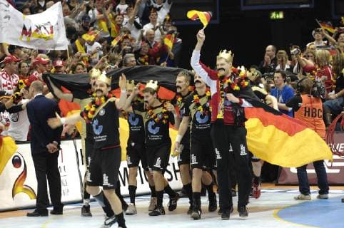 Einzug der deutschen Handball-Nationalmannschaft zu Siegerehrung, die Spieler tragen goldene Kronen und Schnauzbaerte nach dem Vorbild von Bundestrainer Heiner Brand, nach dem Schlusspfiff, Jubel, Schlussjubel, Siegerehrung, Finale Finalspiel Endspiel Deutschland (GER)-Polen (POL) 29:24, am 04.02.2007 in Koeln, Weltmeister Deutschland Handball Weltmeisterschaft 2007 in Deutschland, vom 19.01. - 04.02.2007