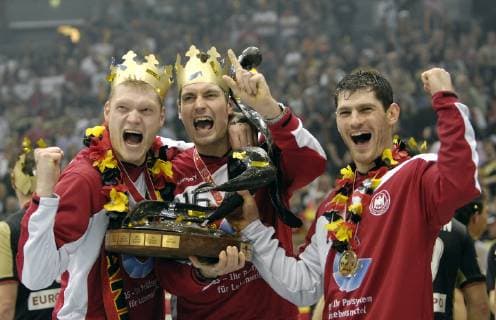 Vorschau Handball WM 2019 vom 10-27.01.2019 in Deutschland und Daenemark. Archivfoto; Siegerehrung, die drei deutschen Nationaltorhueter Torwarte Johannes BITTER, Carsten LICHTLEIN und Henning FRITZ (von links) feiern mit dem Siegerpokal WM-Pokal, Jubel, Schlussjubel, Finale Finalspiel Endspiel Deutschland (GER)-Polen (POL) 29:24, am 04.02.2007 in Koeln, Weltmeister Deutschland Handball Weltmeisterschaft 2007 in Deutschland, vom 19.01. - 04.02.2007
