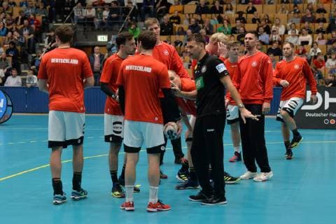 Handball, Herren, Saison 2018 19, Weltmeisterschaft 2019 in Deutschland und Dänemark, öffentliches Training der deutschen Nationalmannschaft, Cheftrainer Christian Prokop (Deutschland) spricht mit der Mannschaft, 08.01.19, Copyright: xMatthiasxKochx