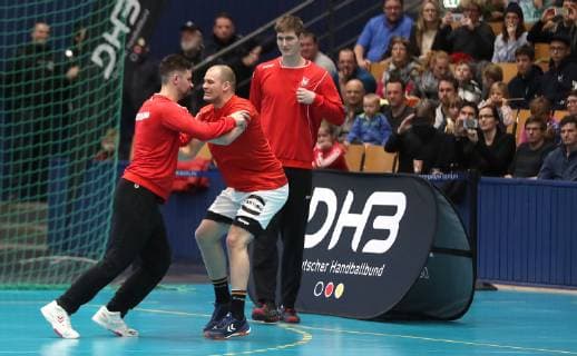 Duell der Berliner Fuechse Fabian Wiede und Paul Drux beim offenen Training der deutschen Nationalmannschaft vor der Handball WM 2019 der Maenner am 08.01.2019 in der Turnhalle des Sportforums in Berlin Handball - WM 2019 - Vorbereitung - offenes Training der Nationalmannschaft