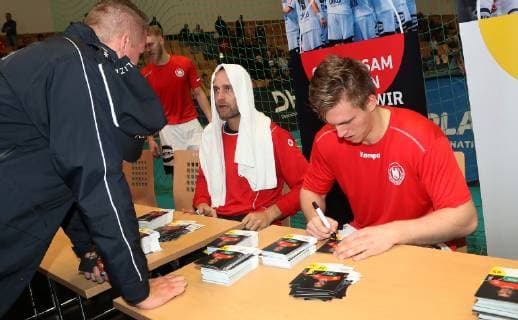 Silvio Heinevetter und Franz Semper bei der Autogrammstunde nach dem offenen Training der deutschen Nationalmannschaft vor der Handball WM 2019 der Maenner am 08.01.2019 in der Turnhalle des Sportforums in Berlin Handball - WM 2019 - Vorbereitung - offenes Training der Nationalmannschaft