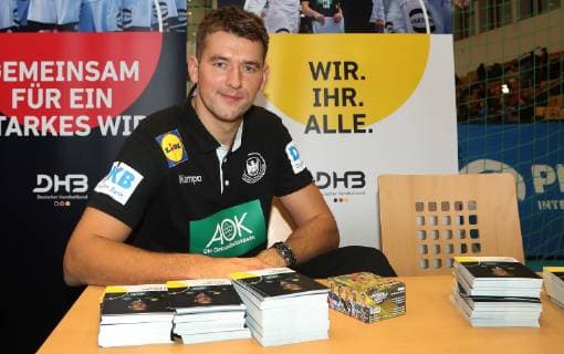 Bundestrainer Christian Prokop (Deutschland) bei der Autogrammstunde nach dem offenen Training der deutschen Nationalmannschaft vor der Handball WM 2019 der Maenner am 08.01.2019 in der Turnhalle des Sportforums in Berlin Handball - WM 2019 - Vorbereitung - offenes Training der Nationalmannschaft