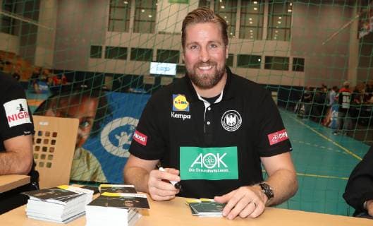 Teammanager Oliver Roggisch bei der Autogrammstunde nach dem offenen Training der deutschen Nationalmannschaft vor der Handball WM 2019 der Maenner am 08.01.2019 in der Turnhalle des Sportforums in Berlin Handball - WM 2019 - Vorbereitung - offenes Training der Nationalmannschaft