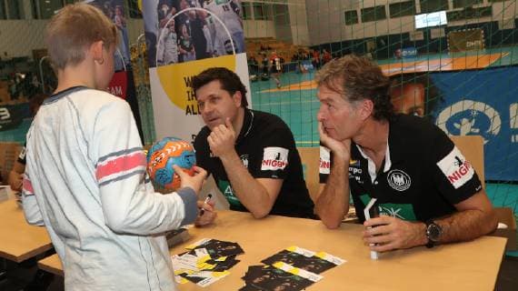 Co-Trainer Alexander Haase und Physiotherapeut Peter Graeschus bei der Autogrammstunde nach dem offenen Training der deutschen Nationalmannschaft vor der Handball WM 2019 der Maenner am 08.01.2019 in der Turnhalle des Sportforums in Berlin Handball - WM 2019 - Vorbereitung - offenes Training der Nationalmannschaft