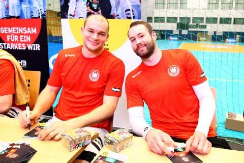 Handball, Herren, Saison 2018 19, Weltmeisterschaft 2019 in Deutschland und Dänemark, öffentliches Training der deutschen Nationalmannschaft, Autogrammstunde nach dem Training, Paul Drux (Nr. 95, Deutschland), Steffen Fäth (Nr. 23, Deutschland), 08.01.19, Copyright: xMatthiasxKochx