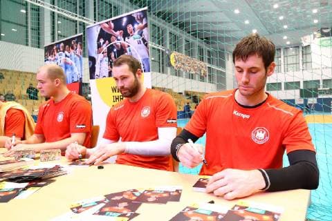 Handball, Herren, Saison 2018 19, Weltmeisterschaft 2019 in Deutschland und Dänemark, öffentliches Training der deutschen Nationalmannschaft, Autogrammstunde nach dem Training, Paul Drux (Nr. 95, Deutschland), Steffen Fäth (Nr. 23, Deutschland), Uwe Gensheimer (Nr. 3, Deutschland), 08.01.19, Copyright: xMatthiasxKochx