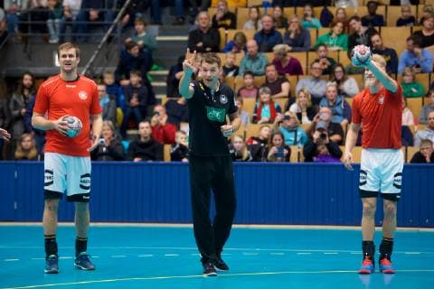 Handball Berlin 08.01.2019 Weltmeisterschaft 2019 Training im Sportforum Hohenschönhausen Christian Prokop (Deutschland, Trainer) Fabian Böhm (Deutschland, No.38) Bohm Boehm li. Matthias Musche (Deutschland, No.37)