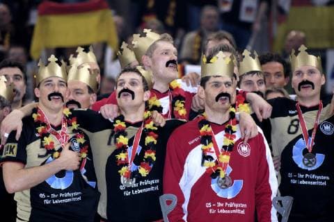FRITZ Henning Torwart Team Deutschland jubelt nach dem Sieg bei der Siegeehrung mit KLEIN Dominik und KRAUS Michael Handball Weltmeisterschaften 2007 in Deutschland Finale Deutschland - Polen in der Lanxess Arena am 04. Februar 2007 in Koeln