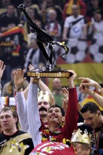 FRITZ Henning Torwart Team Deutschland jubelt nach dem Sieg bei der Siegeehrung mit dem WM Pokal Handball Weltmeisterschaften 2007 in Deutschland Finale Deutschland - Polen in der Lanxess Arena am 04. Februar 2007 in Koeln
