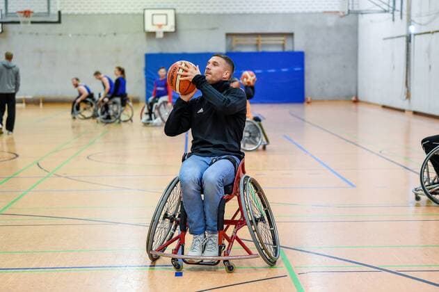 Sport Themen der Woche KW02 Sport Bilder des Tages Uebergabe der Wurfmaschine durch Lukas Podolski an den RBC Koeln99ers, 09.01.2019 Lukas Podolski, Uebergabe der Wurfmaschine durch Lukas Podolski an den RBC Koeln99ers am 09.01.2019 im Sporthalle Bergischer Ring, Koeln (Nordrhein-Westfalen) *** Handing over of the trap machine by Lukas Podolski to the RBC Koeln99ers 09 01 2019 Lukas Podolski Handing over of the trap machine by Lukas Podolski to the RBC Koeln99ers 09 01 2019 in the sports hall Bergischer Ring Koeln Nordrhein Westfalen xgmlx