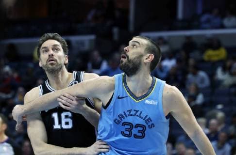 Sport Themen der Woche KW02 Sport Bilder des Tages Memphis Grizzlies Marc Gasol (33) defends his brother Spurs Pau Gasol (16) during a NBA Basketball Herren USA basketball game between the Memphis Grizzlies and the San Antonio Spurs, at FedEx Forum in Memphis, Tennessee, USA, 9 January 2019. San Antonio Spurs at Memphis Grizzlies Basketball !ACHTUNG: NUR REDAKTIONELLE NUTZUNG!  Copyright: xKARENxPULFERxFOCHTx AME5800 20190110-636826931795518908