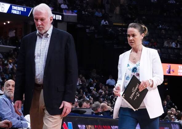 San Antonio Spurs Head Coach Gregg Popovich and assistant coach Becky Hammon during a NBA Basketball Herren USA basketball game between the Memphis Grizzlies and the San Antonio Spurs, at FedEx Forum in Memphis, Tennessee, USA, 9 January 2019. San Antonio Spurs at Memphis Grizzlies Basketball !ACHTUNG: NUR REDAKTIONELLE NUTZUNG!  Copyright: xKARENxPULFERxFOCHTx AME5802 20190110-636826936162448743